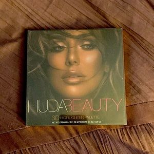 Brand new Huda Beauty 3D highlighter palette